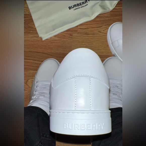 Burberry white sneakers size 8.5 - Picture 3 of 3